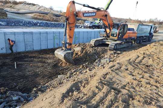 Пiд магiстральним водогоном зводять залiзобетонну дамбу