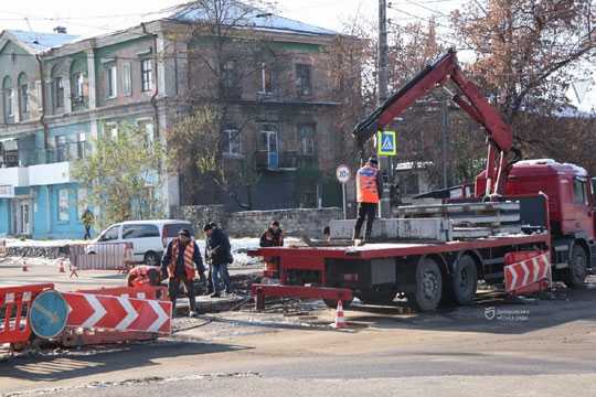 У Днiпрi почали ремонтувати аварiйну трамвайну колiю