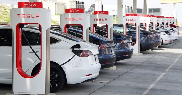 Tesla витратить $500 млн на розширення мережі зарядних станцій