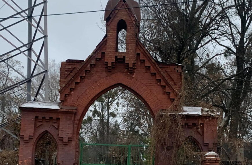 На старому цвинтарі столиці почала зникати огорожа