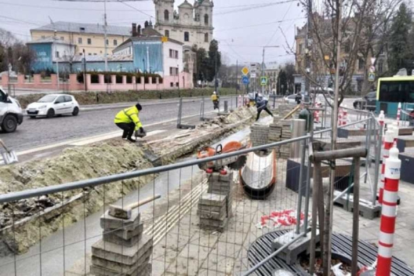 У Львовi залили фундаменти для двох павiльйонiв очiкування