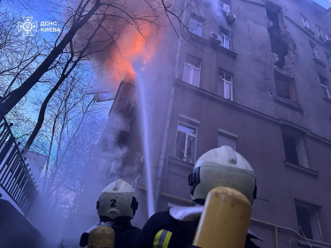 Дронова атака на Київ. Уламки пошкодили житловий будинок і корпус НБУ, є постраждалі (фото) /Фото 3