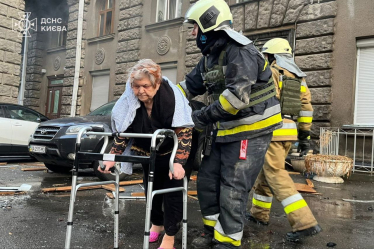 Дронова атака на Київ. Уламки пошкодили житловий будинок і корпус НБУ, є постраждалі (фото) /Фото 8