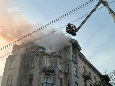 Дронова атака на Київ. Уламки пошкодили житловий будинок і корпус НБУ, є постраждалі (фото) /Фото 4