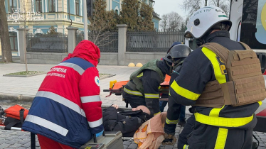 Дронова атака на Київ. Уламки пошкодили житловий будинок і корпус НБУ, є постраждалі (фото) /Фото 7