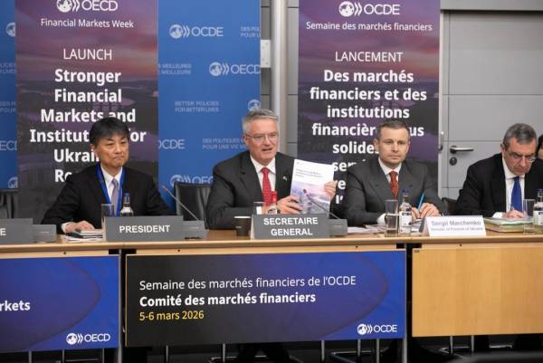 Україна може скористатися коштами ЄС для покриття дефіциту бюджету, але є певні умови. За словами Марченка, держава прагне збалансувати боргове навантаження, шукаючи можливості для реструктуризації та зменшення залежності від зовнішніх запозичень. При цьому, він зазначив, що співпраця з міжнародними партнерами, зокрема з ОЕСР, є ключовою для забезпечення стабільності державних фінансів. 5