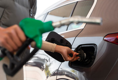 Бензин для еліт: кешбек врятує найбідніших?