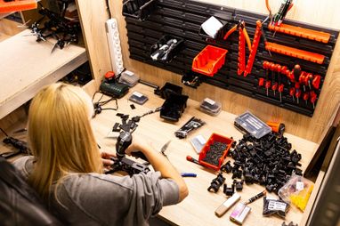 UA Finansy 41 Зарплати в оборонці: +43% до середньої, кого шукають