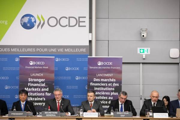 Україна може скористатися коштами ЄС для покриття дефіциту бюджету, але є певні умови. За словами Марченка, держава прагне збалансувати боргове навантаження, шукаючи можливості для реструктуризації та зменшення залежності від зовнішніх запозичень. При цьому, він зазначив, що співпраця з міжнародними партнерами, зокрема з ОЕСР, є ключовою для забезпечення стабільності державних фінансів. 6