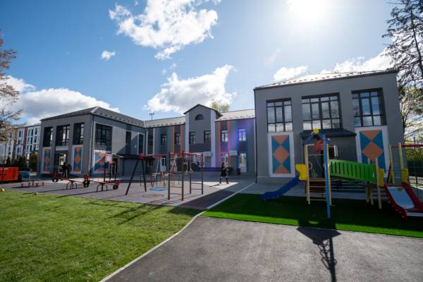 Відновлена школа в Гостомелі: ЄІБ допоміг відбудувати 5