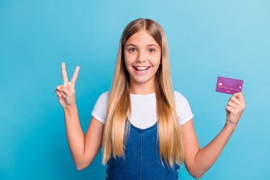 3 поради: як підліткам безпечно користуватися картками