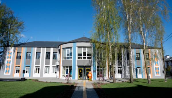 Відновлена школа в Гостомелі: ЄІБ допоміг відбудувати