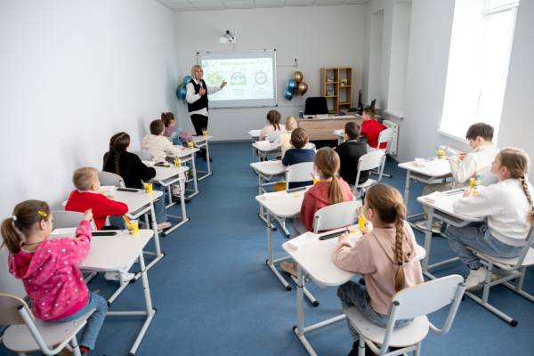 Відновлена школа в Гостомелі: ЄІБ допоміг відбудувати 6