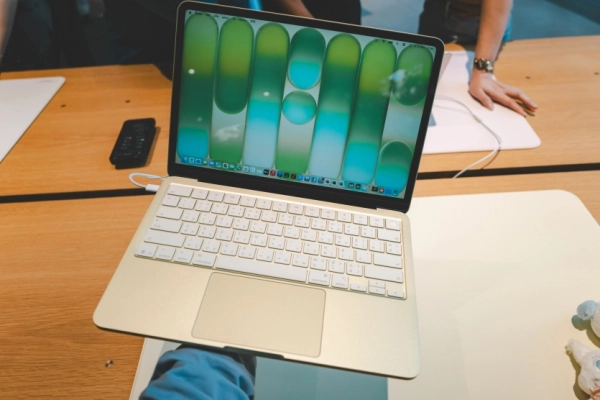 Microsoft оплачує критику MacBook