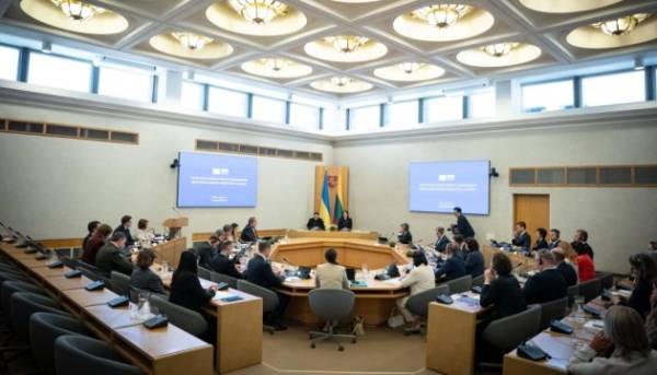 Україна: Бюджет, ВВП, допомога.