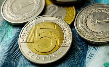 Польща: 80% компаній заморозили зарплати.