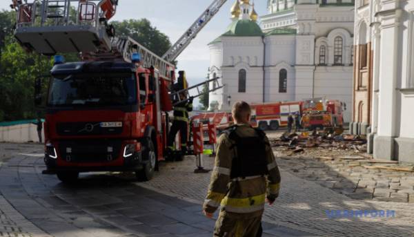 Відбудова Успенського собору: тимчасове укриття даху 27 Відбудова Успенського собору: тимчасове укриття даху 27