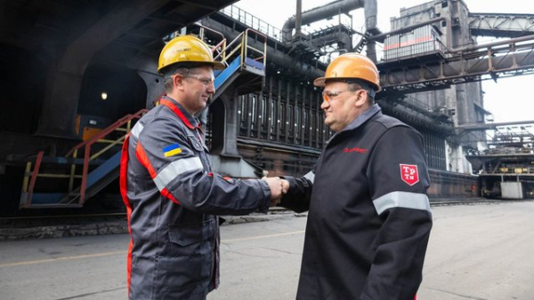 “Метінвест” незважаючи на бойові дії та складні обставини, з першого дня літа збільшує заробітну плату співробітникам на 10 відсотків, виключаючи управлінський персонал.