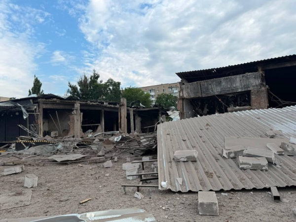 Ізюм: КАБи влучили у вантажне відділення "Нової пошти" 7