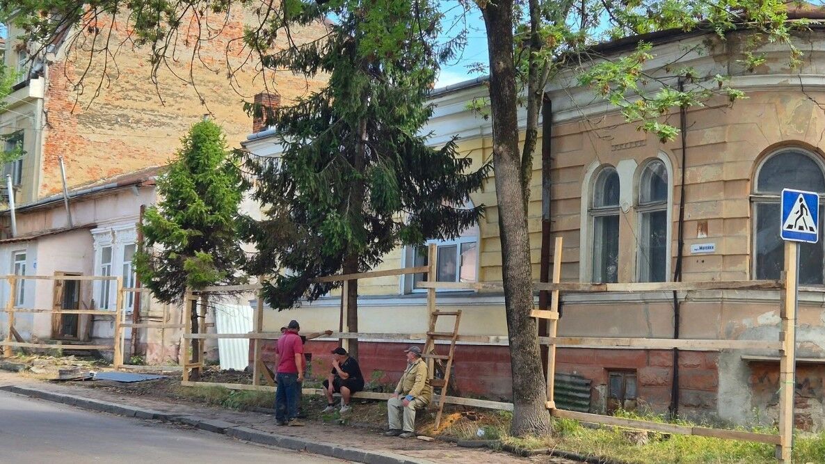 Франківськ: Паркан біля пам’ятки архітектури, 10 фактів 4 Франківськ: Паркан біля пам’ятки архітектури, 10 фактів 4
