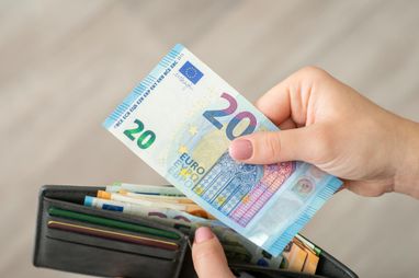 Європа: Зарплати від €400 до €2500. Де вигідно працювати?