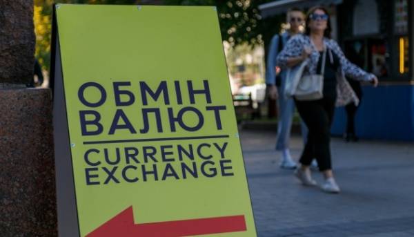 Курс гривні: долар і євро знижуються