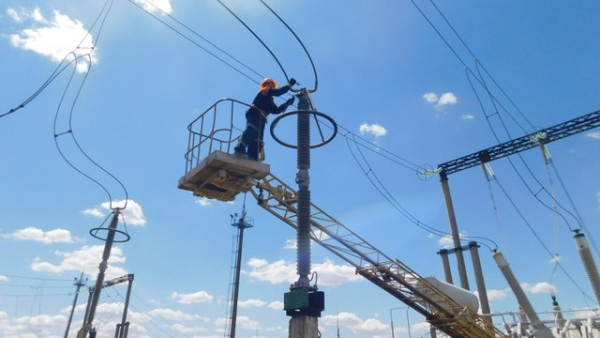 На Одещині майже відновлено електропостачання після потужної атаки РФ у суботу, проте залишаються обмеження в мережі – “Укренерго”