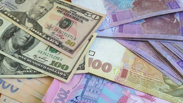 Офіційний курс української валюти щодо євро у понеділок знизився до чергового рекордного показника 52,2492 грн за євро.
