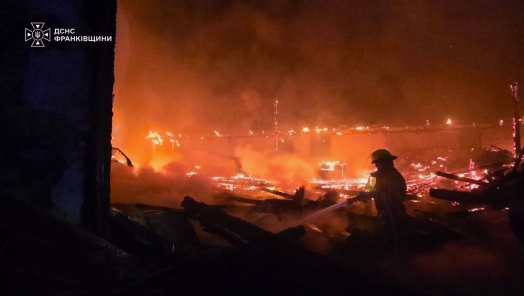 Надвірна: горів склад на 2 млн грн 4