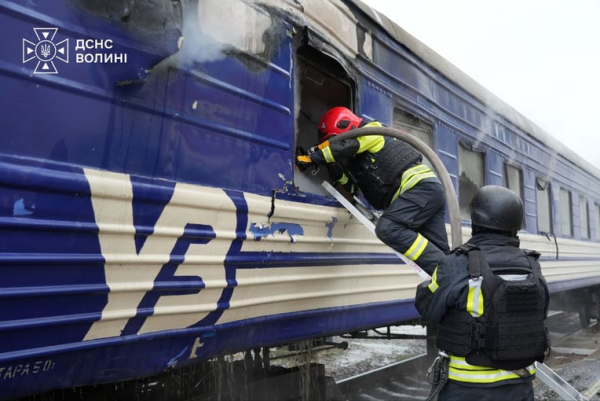 Укрзалізниця": атака на інфраструктуру, загорання вагонів у Луцьку 9 Укрзалізниця": атака на інфраструктуру, загорання вагонів у Луцьку 9