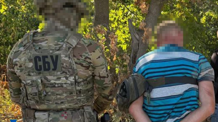 Кіровоградщина: СБУ затримала коригувальника ФСБ зі зброєю 2 Кіровоградщина: СБУ затримала коригувальника ФСБ зі зброєю 2