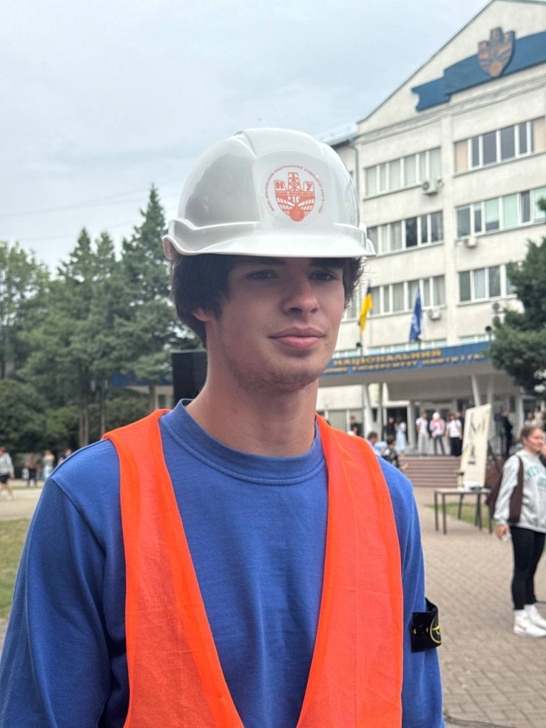ІФНТУНГ: 100 першокурсників стали нафтовиками 24 ІФНТУНГ: 100 першокурсників стали нафтовиками 24