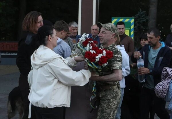 Захисник Ігор Стельмащук зняв банер з Алеї віри та надії