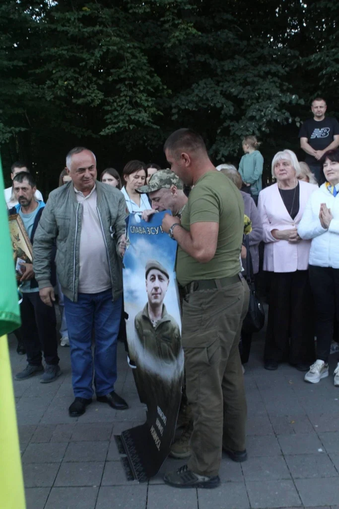 Захисник Ігор Стельмащук зняв банер з Алеї віри та надії 4